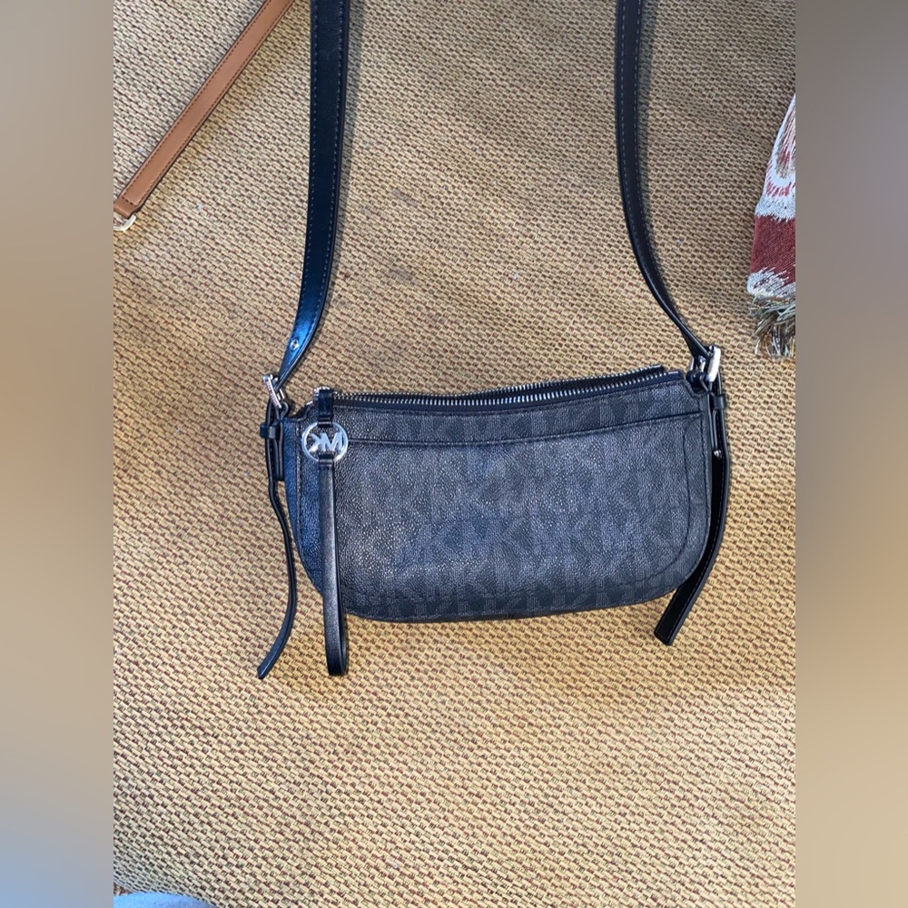 Michael Kors Crossbody purse - Picture 5 of 7